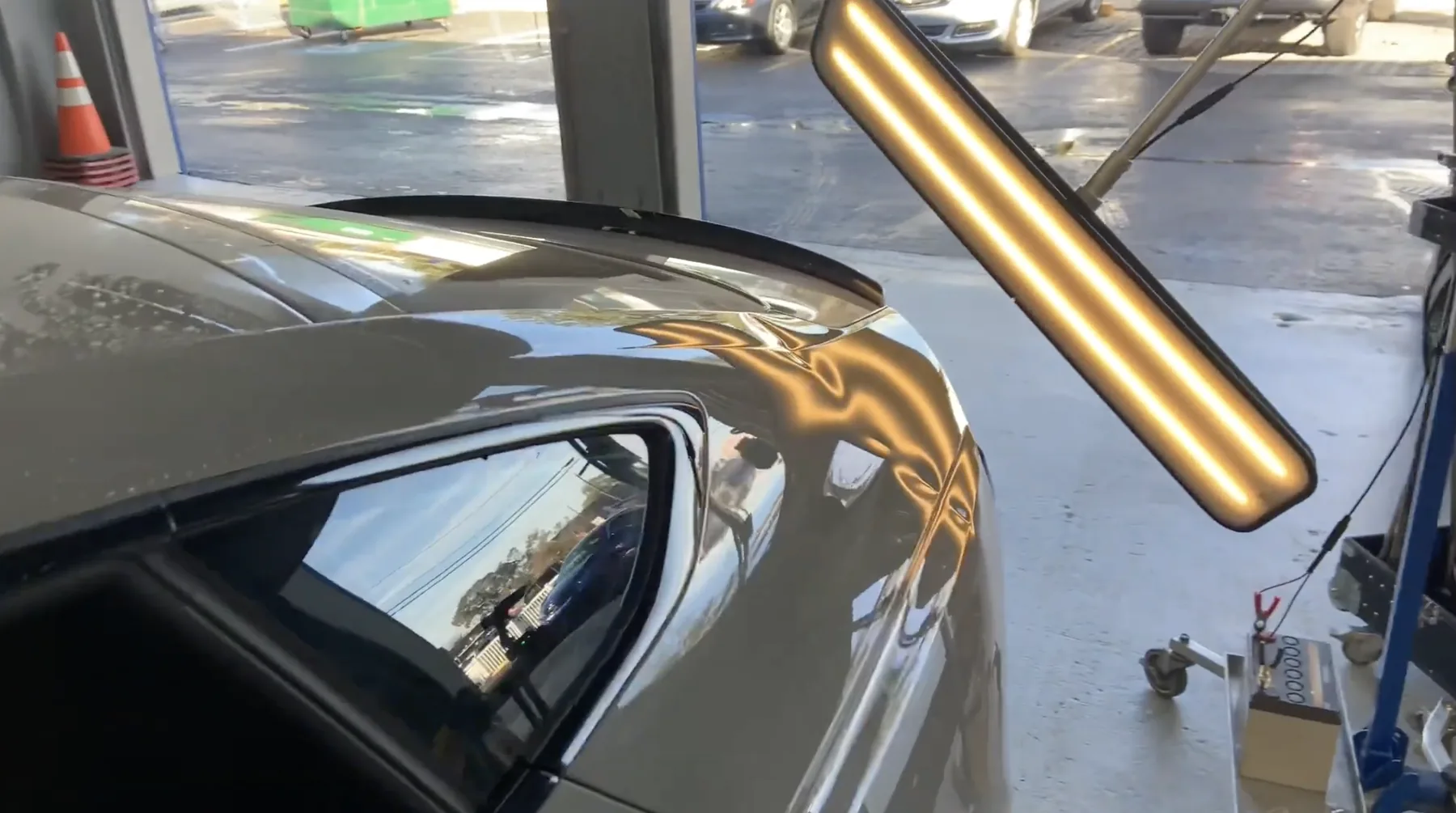 Contrôle d’une bosse au reflet de lampe avant débosselage sans peinture à Manosque