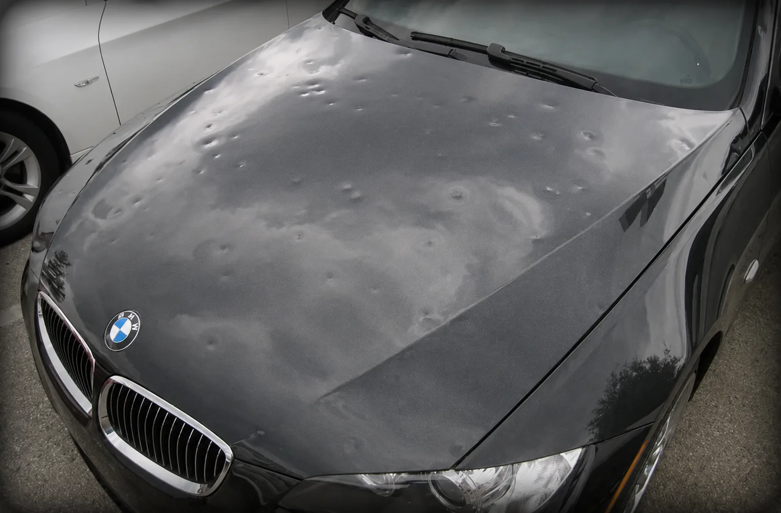 Capot de BMW marqué par des impacts de grêle avant diagnostic en débosselage sans peinture autour de Manosque